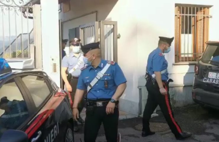 carabinieri sul luogo dei ladri (youtube)