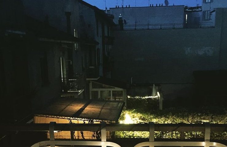 Balcone di notte (Instagram)