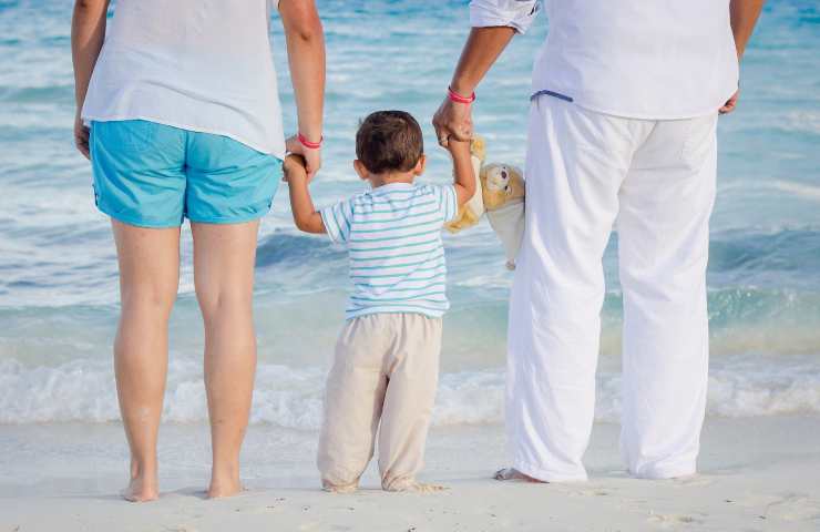 Famiglia sulla spiaggia (pixabay)