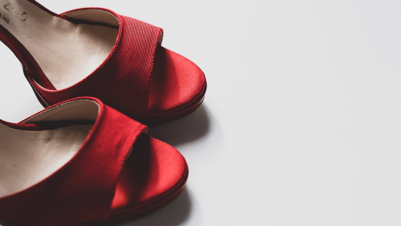 Uccise a bastonate scarpe rosse (pexels)