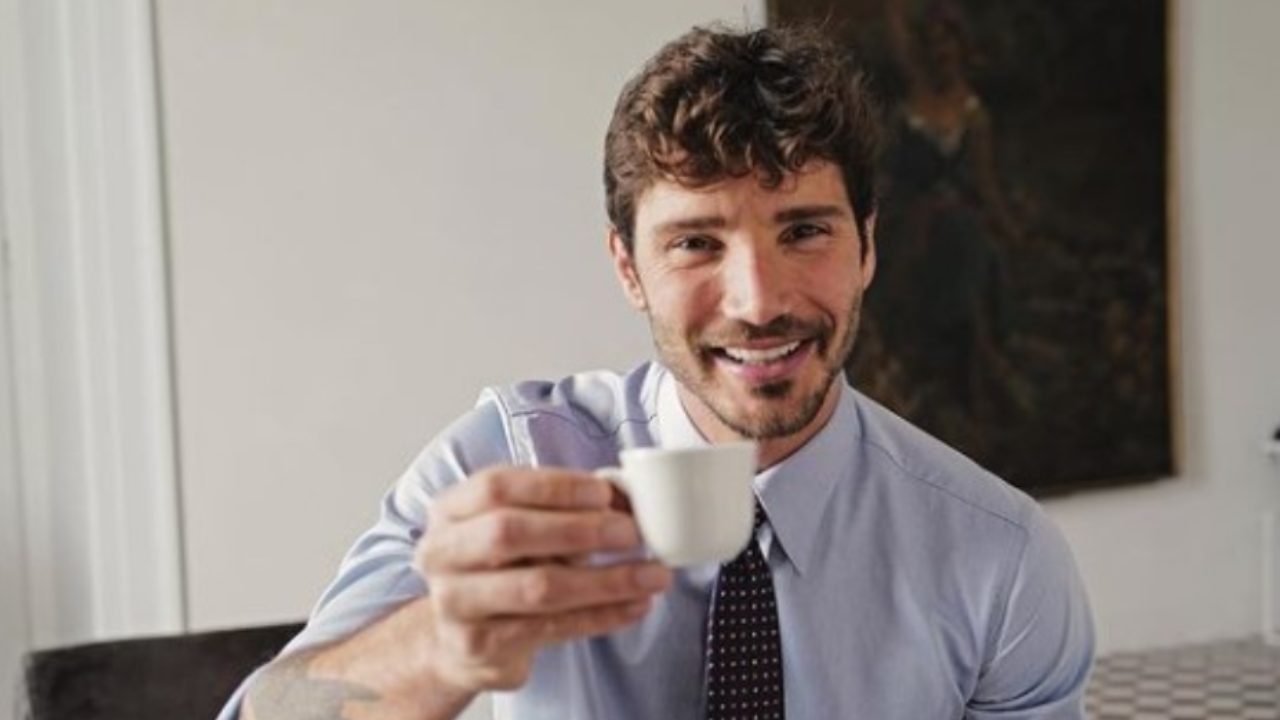 Stefano De Martino con caffè (Instagram)