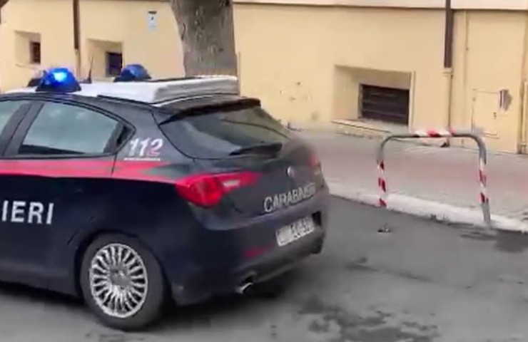 carabinieri accerchiati e picchiati