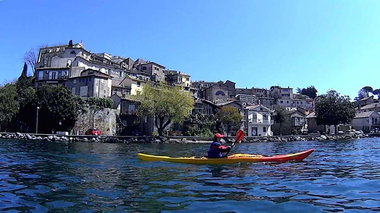 si tuffa nel lago e scompare