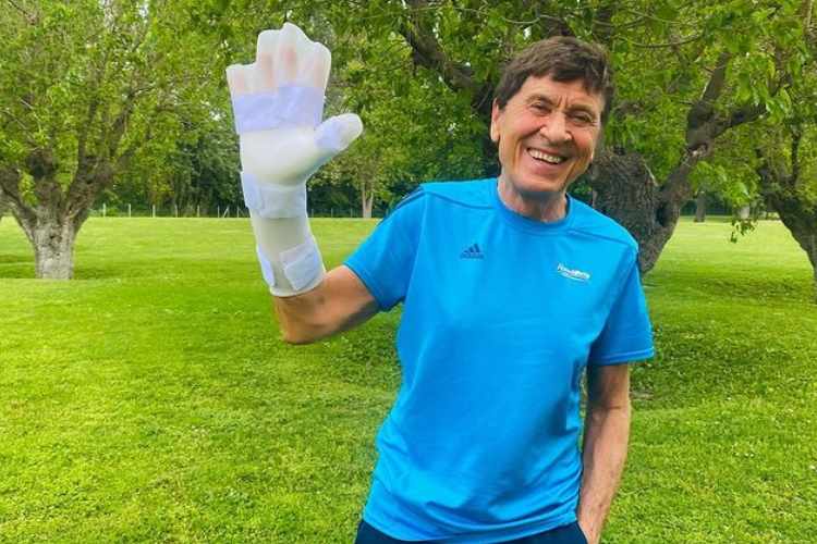 Gianni Morandi mano fasciata ferito