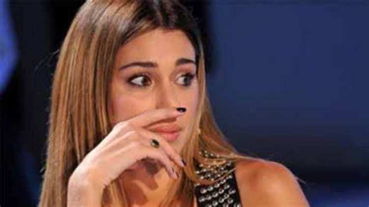 belen mano in faccia