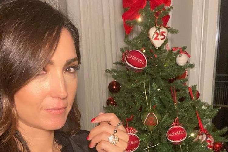 caterina balivo occhi rossi albero natale