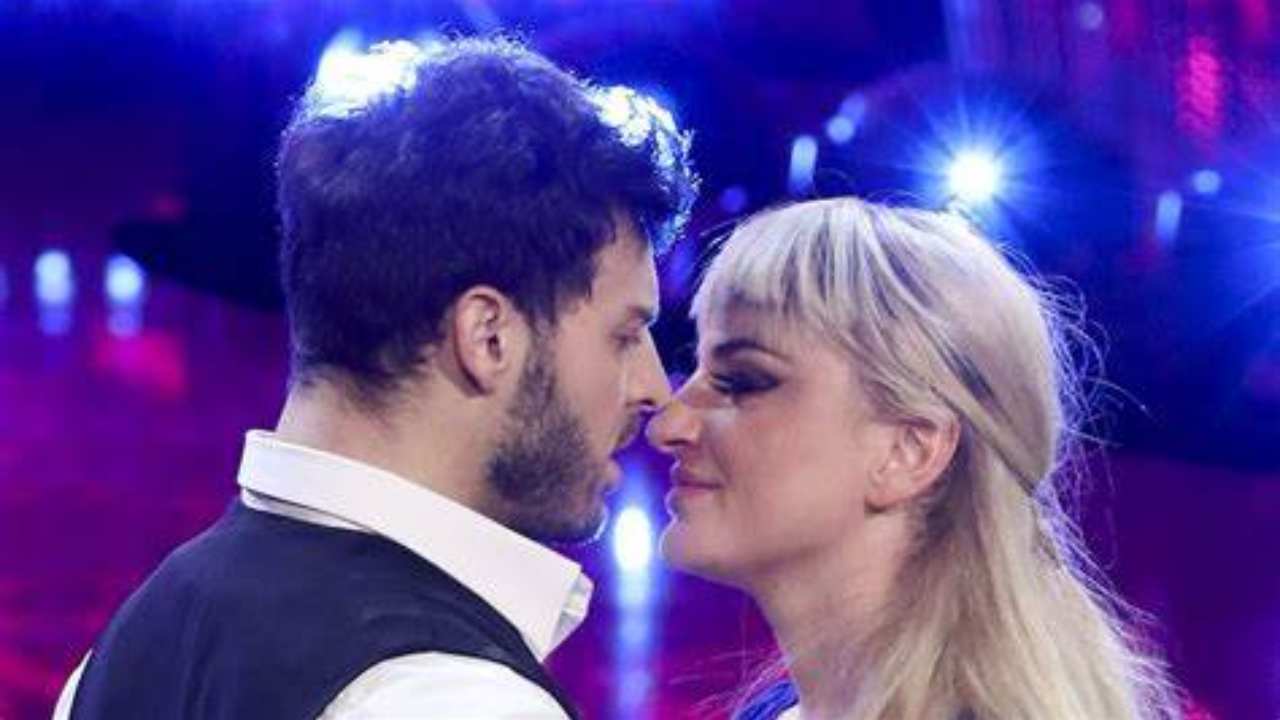 arisa e vito si baciano