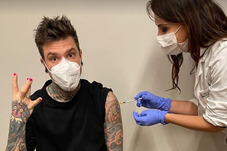 fedez cantante ospedale vaccino