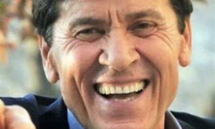 gianni morandi sorride