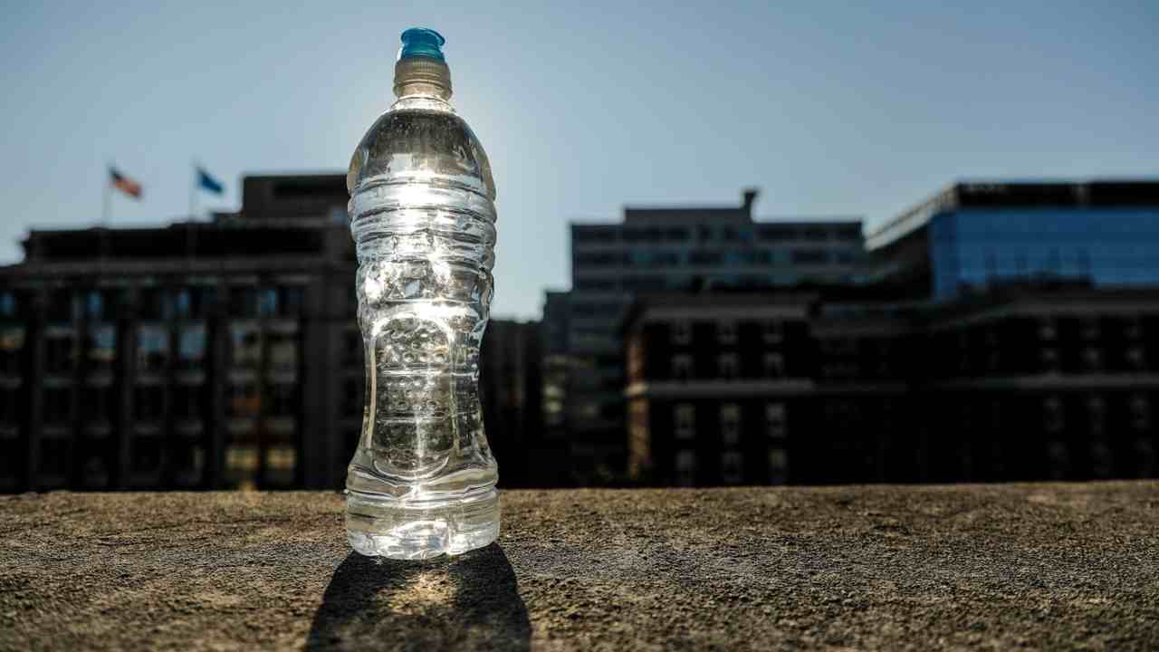 Bottiglia plastica al sole 