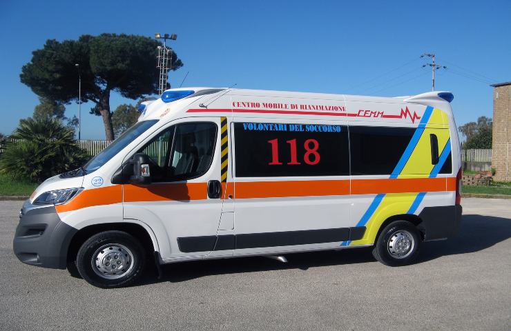 uomo ruba un'ambulanza 118