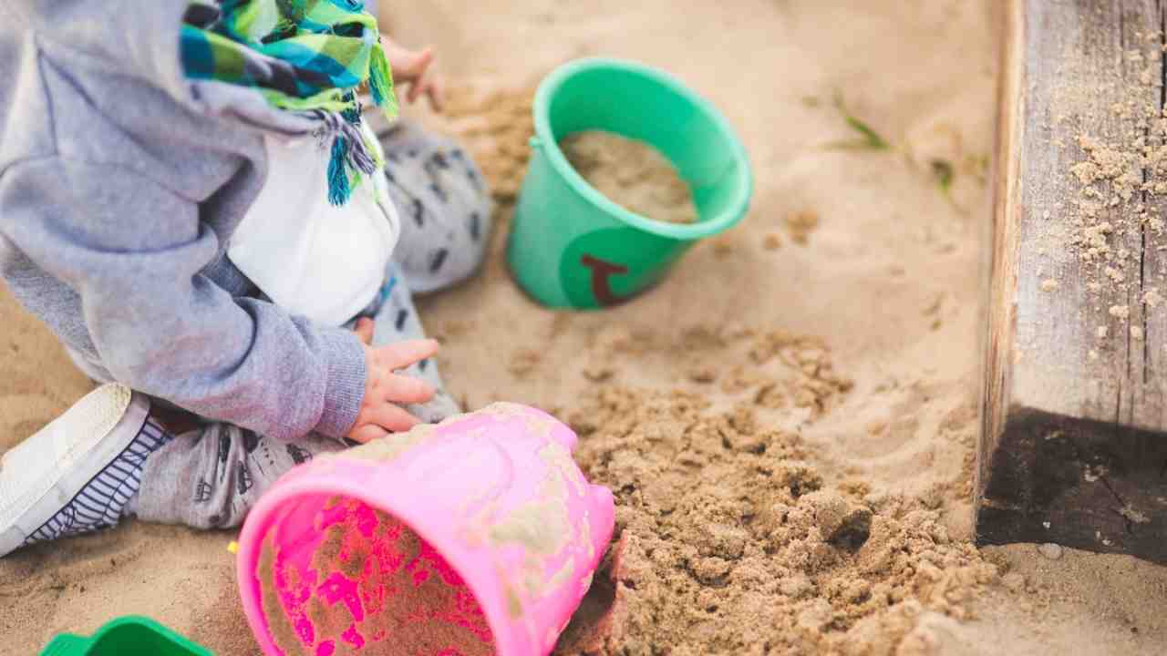 Bambino gioca con la sabbia (Fonte Rawpixel)