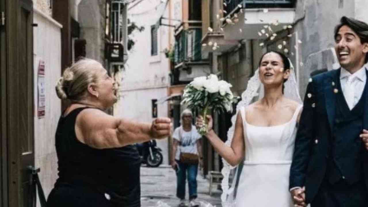 Bari lancio delle orecchiette agli sposi 