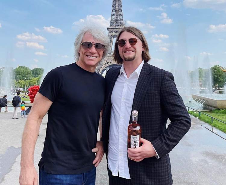 Bon Jovi e Jesse col vino di loro produzione (Fonte Instagram )