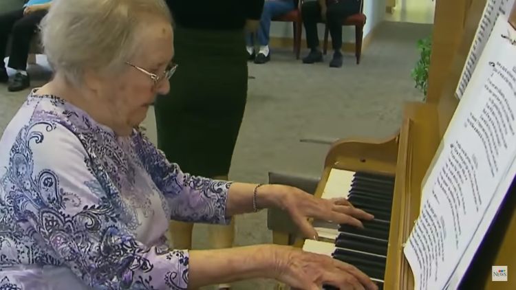 Signora Alzheimer suona piano chesuccede 20220624