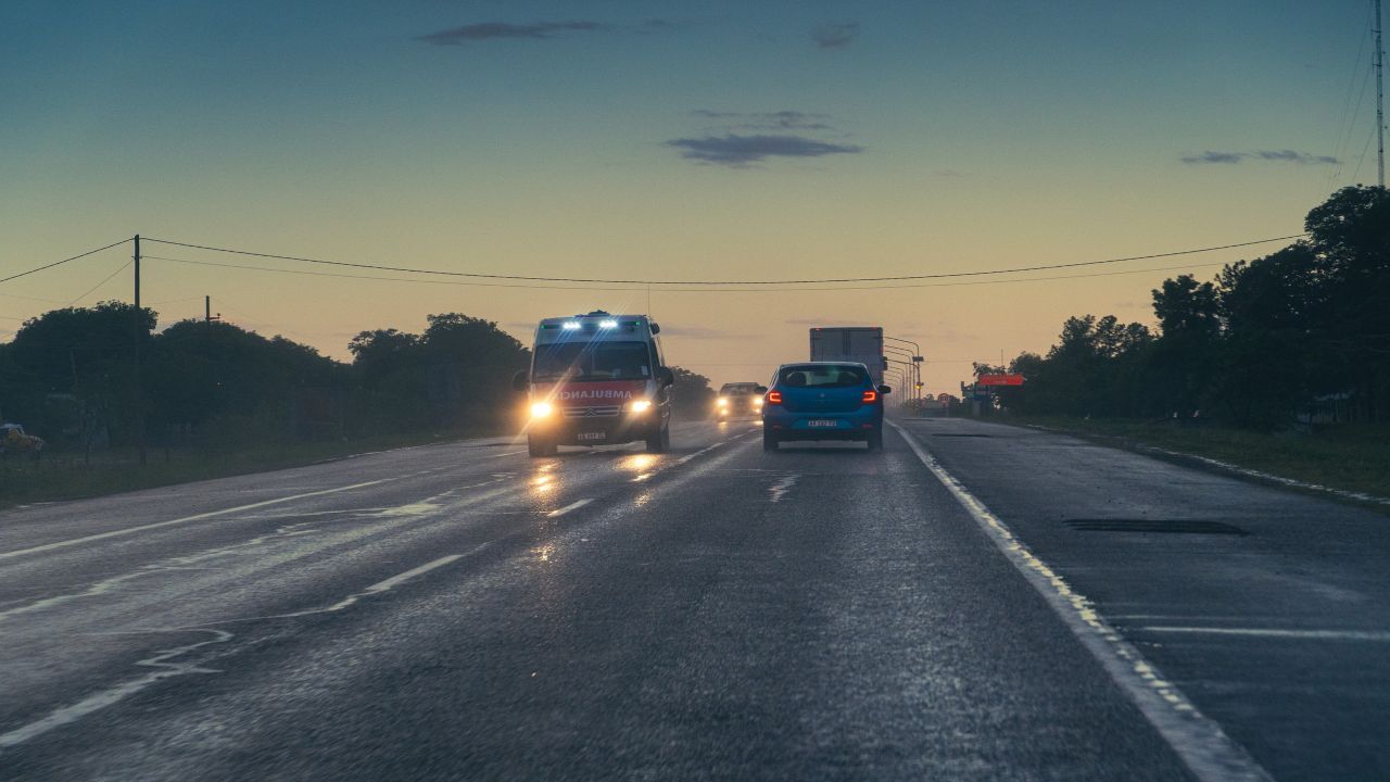 uomo ruba un'ambulanza soccorso