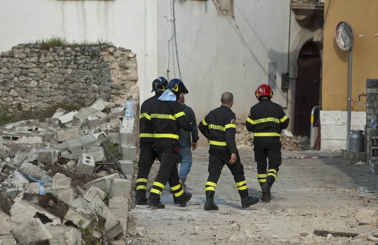 crollo del campanile vigili del fuoco