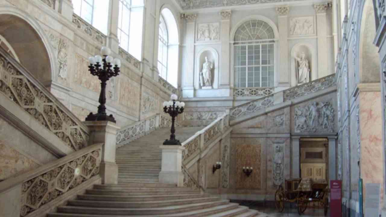 Palazzo Reale di Napoli scalinata (Fonte web)
