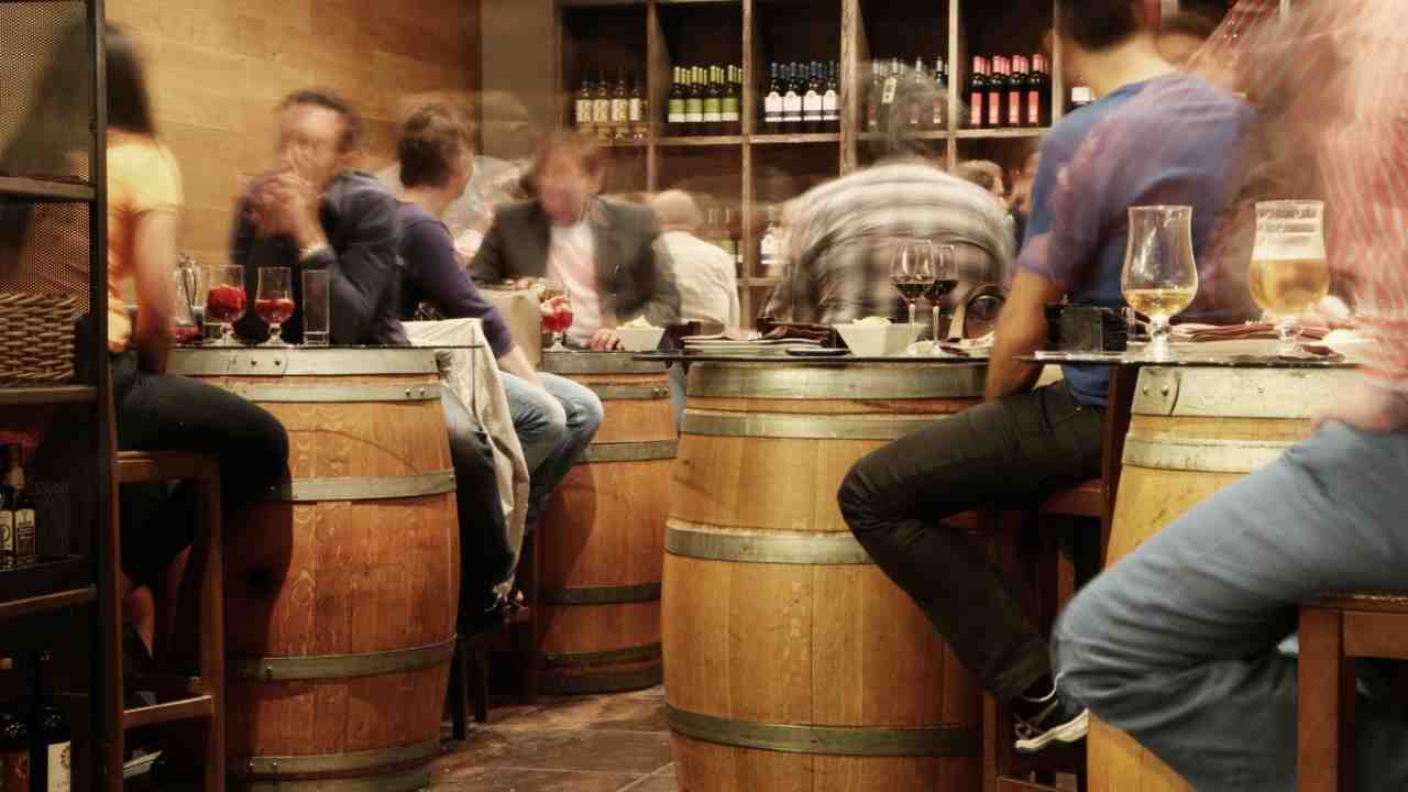 Persone che bevono in un locale (Fonte Rawpixel)