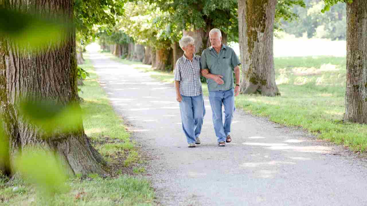 Anziani passeggiano (chesuccede16/07/2022)