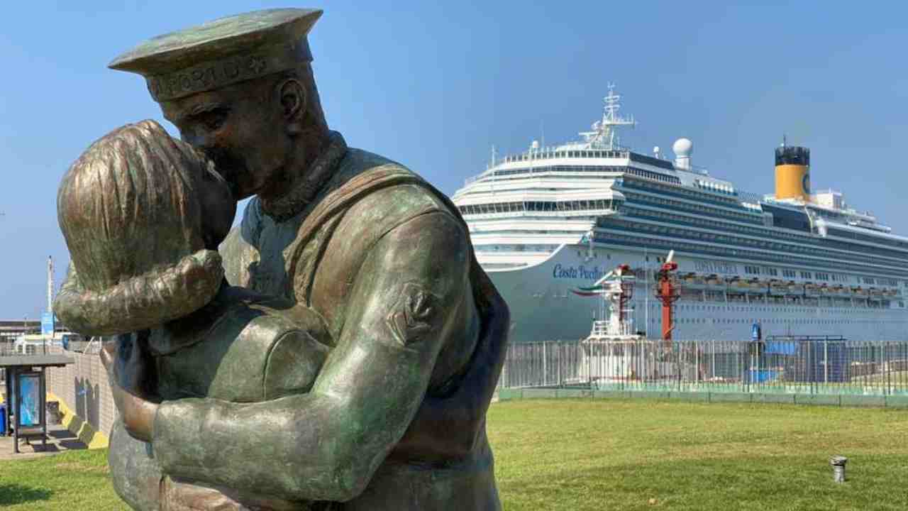 Statua bacio porto di Civitavecchia(chesuccede18/07/2022)