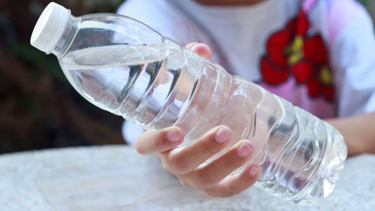 Acqua in bottiglia contaminata