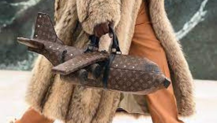 La borsa aeroplano di Louis Vuitton da 33mila euro ha scatenato molte  polemiche