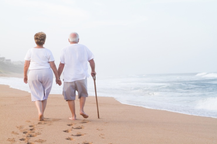 Anziani passeggiano felici al mare