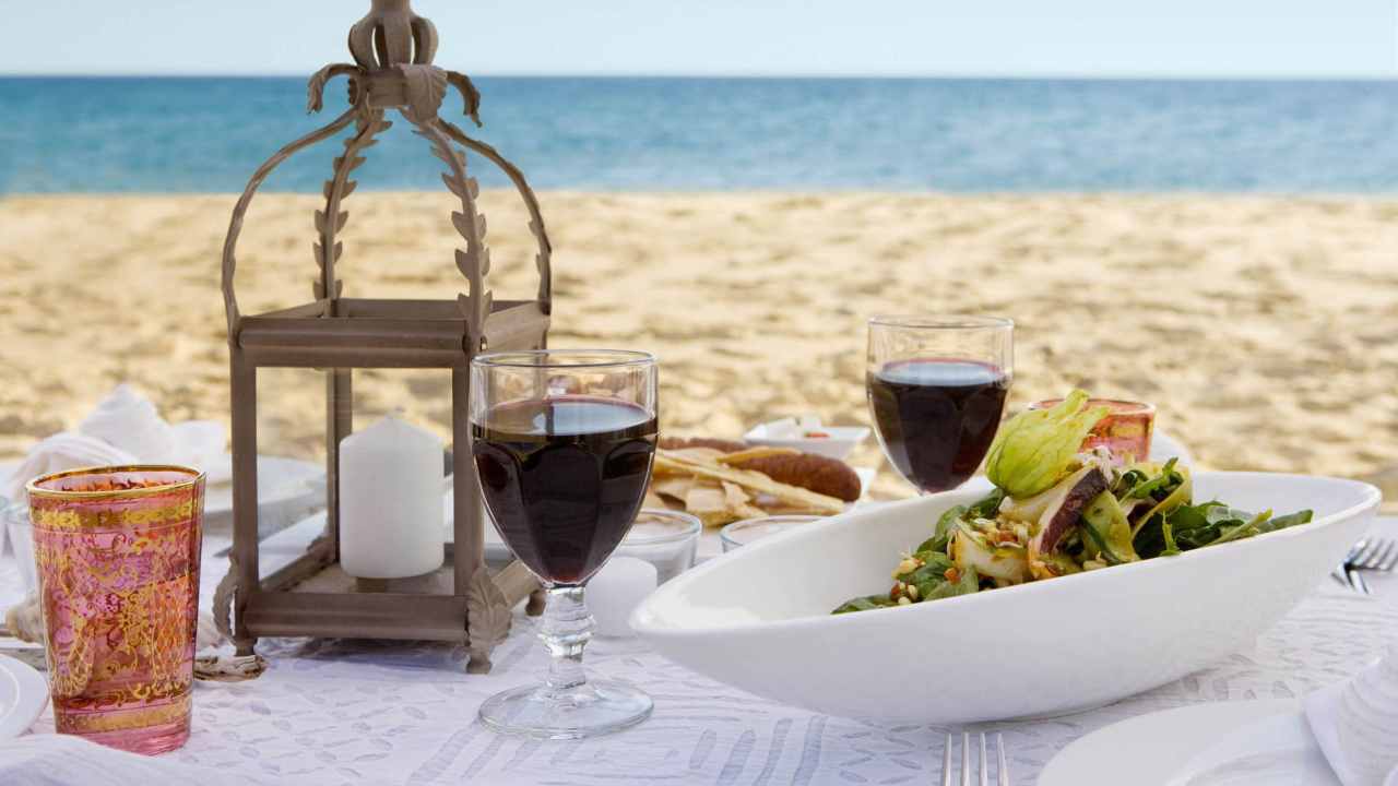 Aperitivo sulla spiaggia denunciato da un gruppi di ragazzi