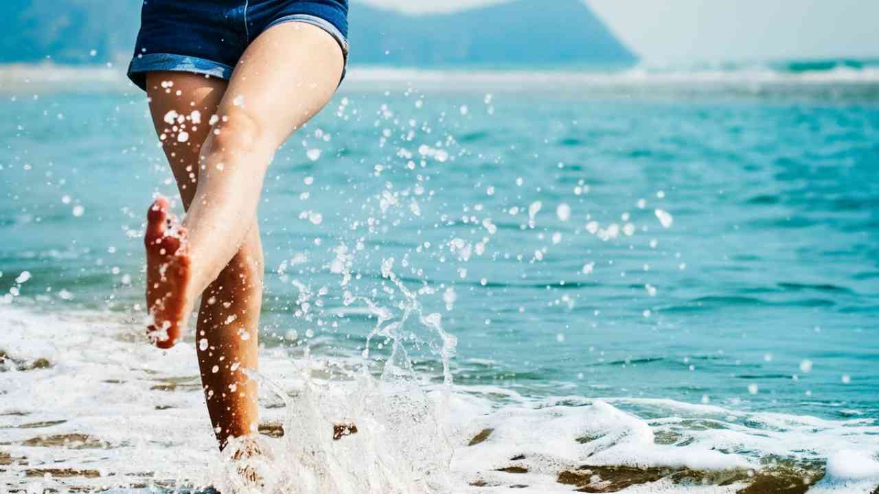 Camminare in spiaggia fa bene 