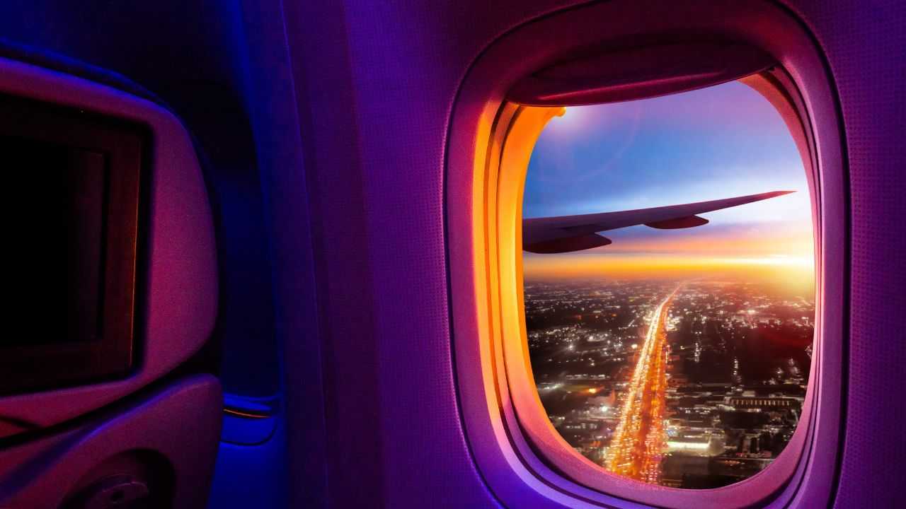 Hai mai notato quel piccolo foro nel finestrino dell’aereo? Ti salva la vita
