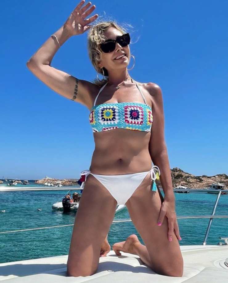 Marina Di Guardo in bikini in Sardegna