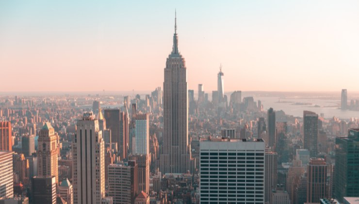 Rosa pulisce casa a New York e viene aiutata