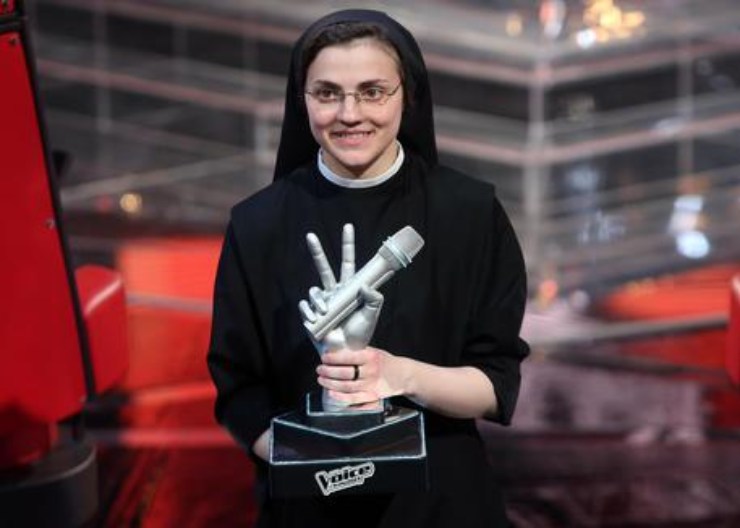 Suor Cristina trionfa a The Voice grazie a J Ax