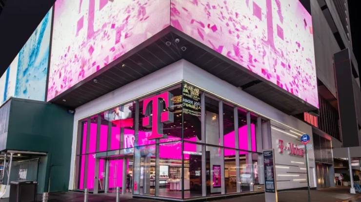 Uomo ex proprietario negozio T-Mobile