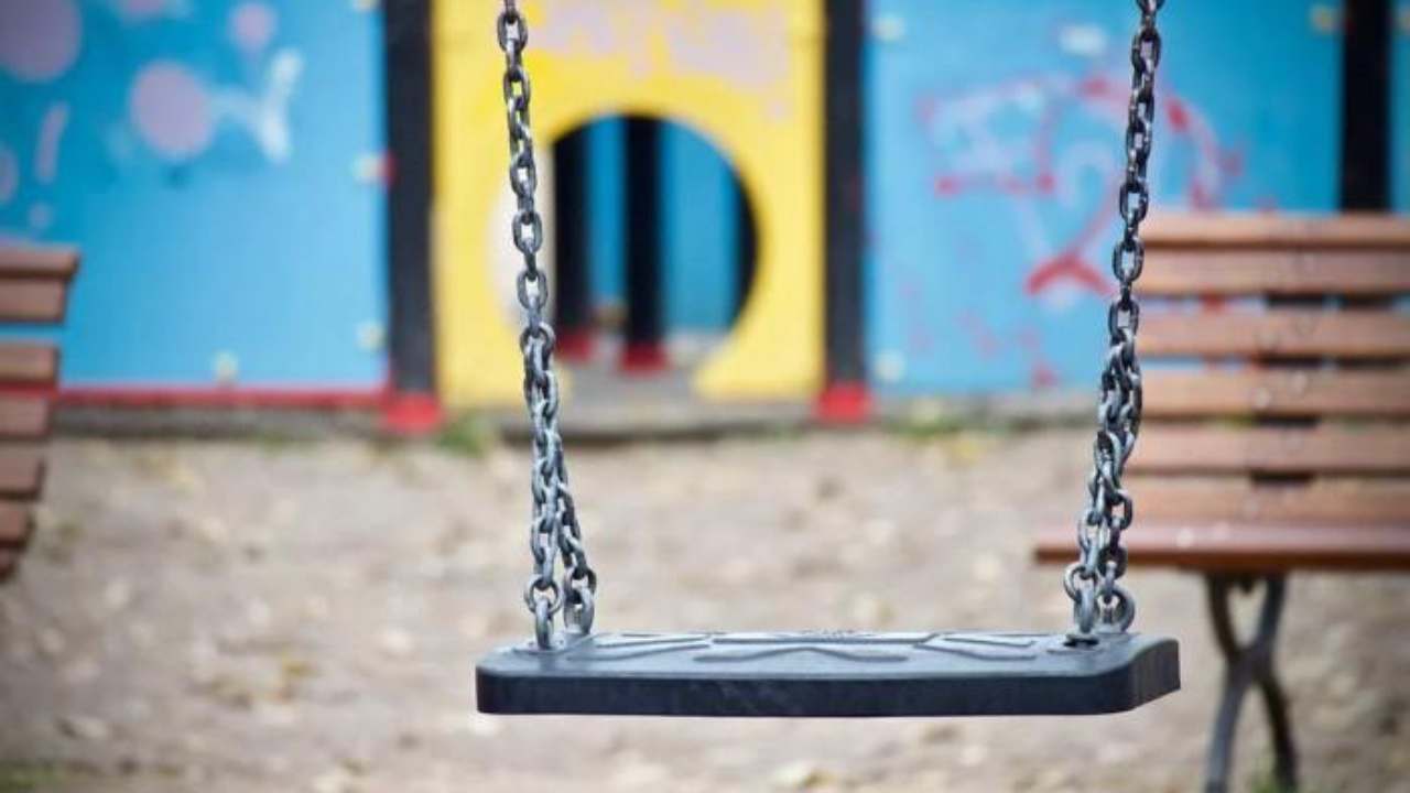 Bimbo morto al parco giochi