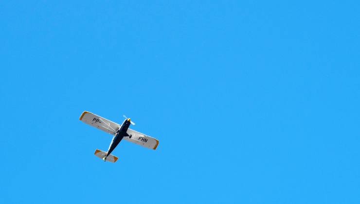 Aeroplano da turismo quasi si schianta contro negozio