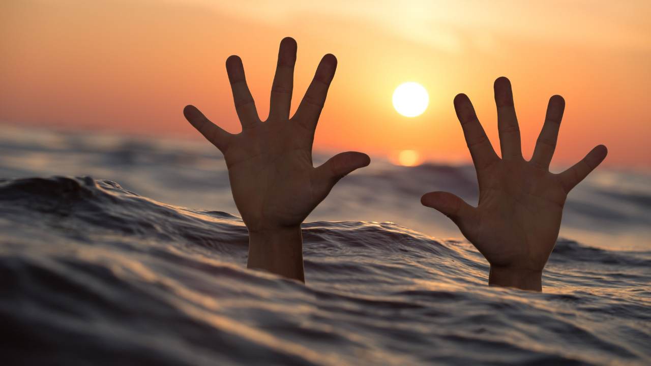 Uomo annega in mare