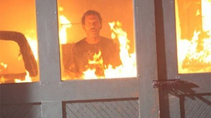 Dr House nella casa incendiata