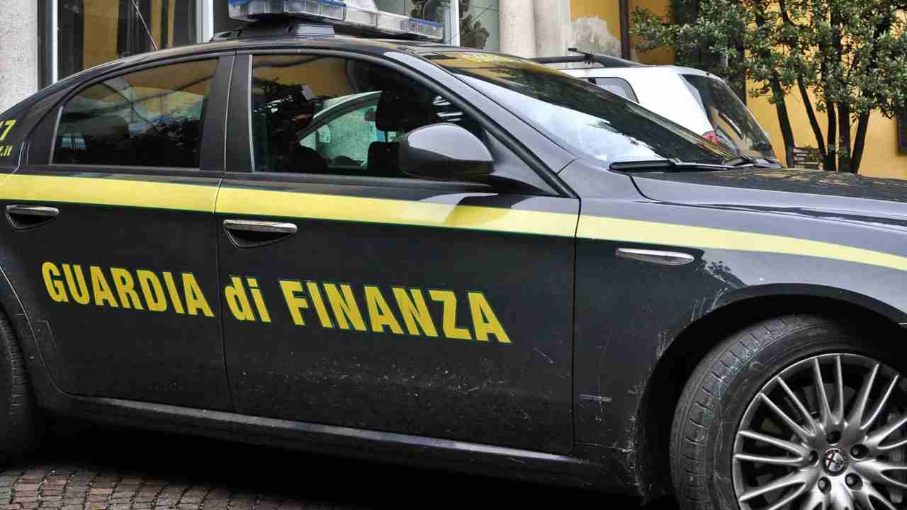 Guardia di Finanza ferma uomo