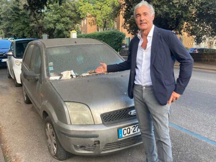 Massimo Giletti con la macchina abbandonata a Roma