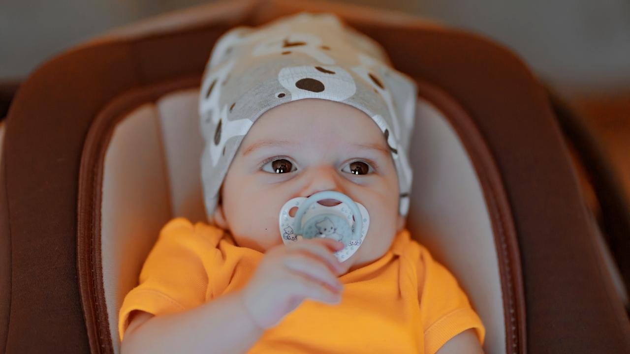 Lucy rimane bambina con la favola della buonanotte e il ciuccio