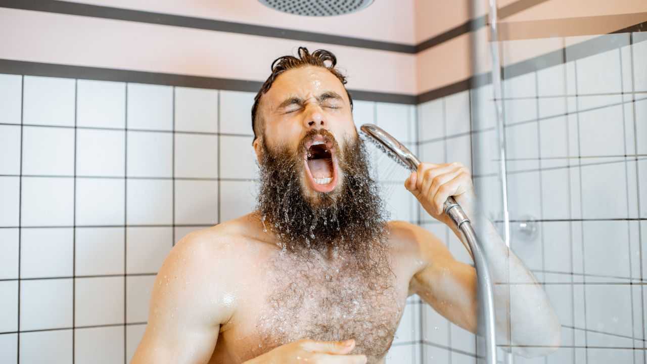 Uomo che fa la doccia