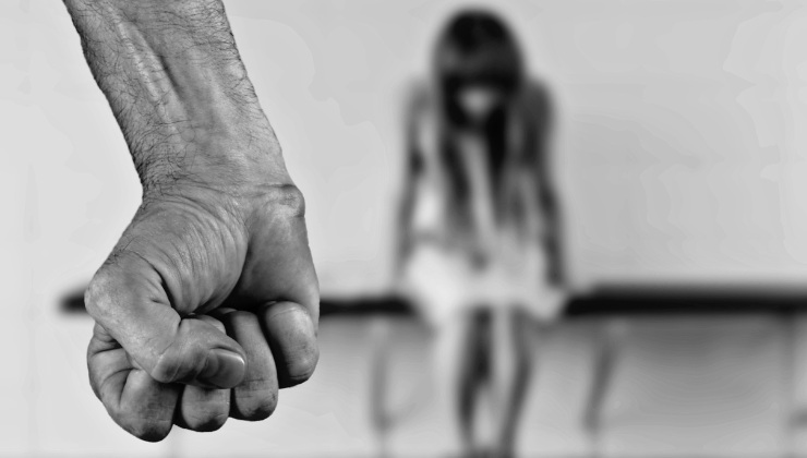 Violenza domestica di un padre sulla madre di un bimbo