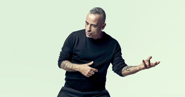 Eros Ramazzotti mano nella mano con una donna