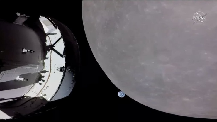 Capsula Orion sorvola la Luna