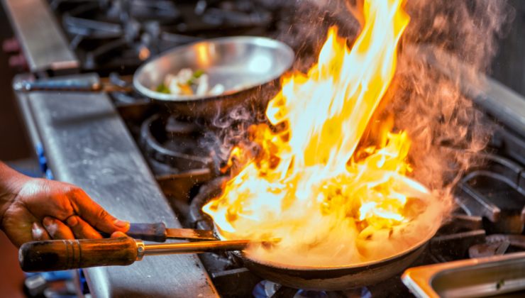 Togliere i residui in padella è molto difficile, ma si può fare