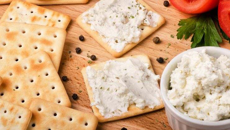 Crackers con crema di formaggio