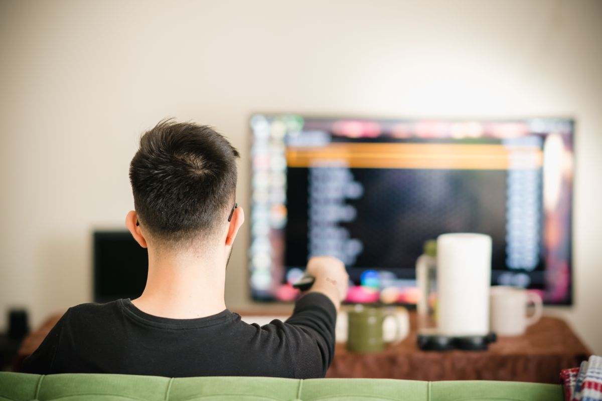 Uomo guarda la tv