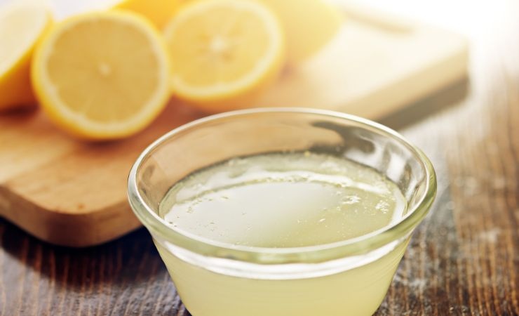 succo limone pulire microonde